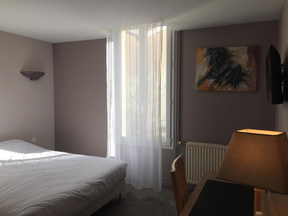 Hotel Restaurant La Boule D'Or Barbezieux-Saint-Hilaire Екстериор снимка