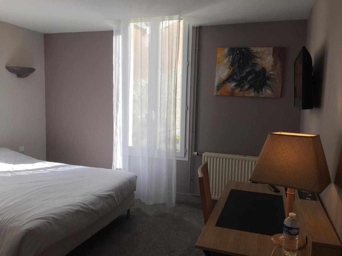 Hotel Restaurant La Boule D'Or Barbezieux-Saint-Hilaire Екстериор снимка